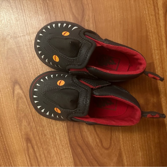 Baby/toddler size 4 Shark VANS - Picture 2 of 4